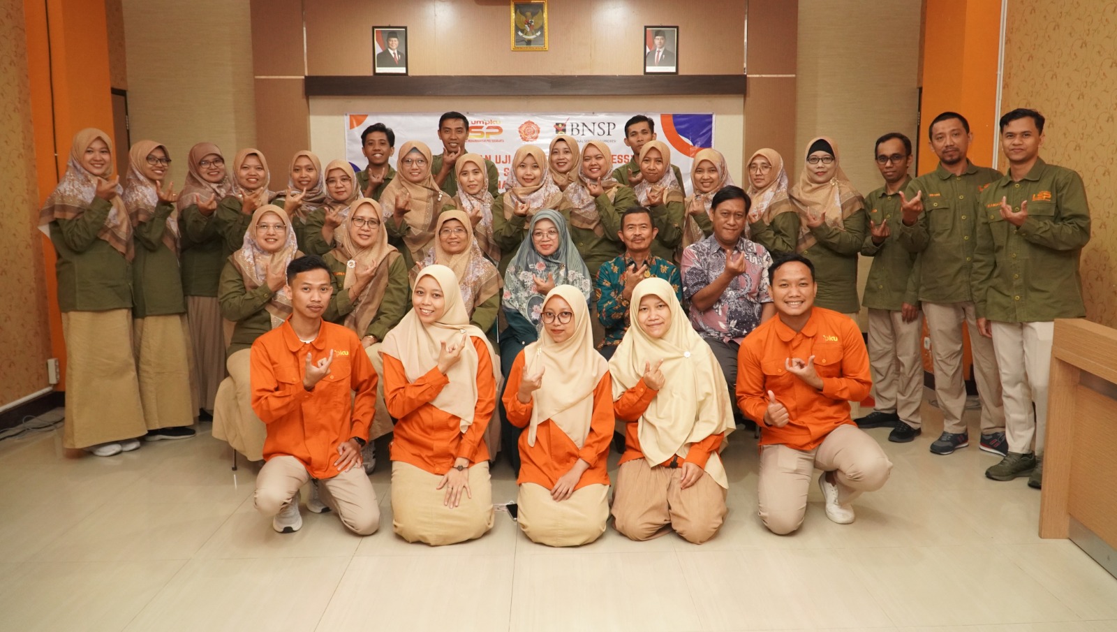 BERSINERGI: Rektor UM PKU (tengah duduk tiga dari kanan) saat menyaksikan uji kompetensi lembaga sertifikasi profesi.