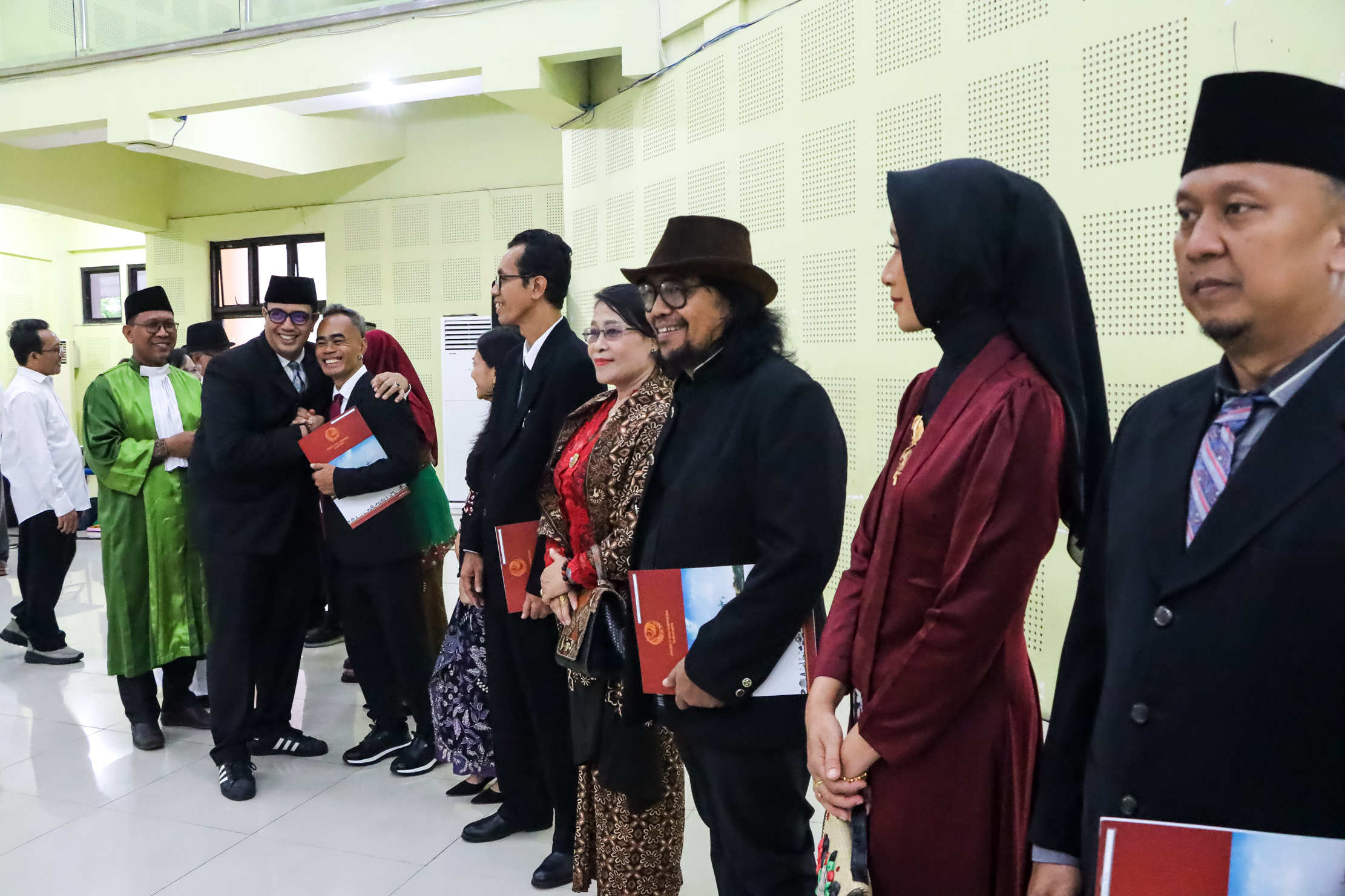 KABINET BARU: Rektor ISI Surakarta Bondet Wrahatnala melantik wakil rektor dan pejabat lain di Gedung Sungging Prabangkara Fakultas Seni Rupa dan Desain (FSRD), Jumat (31/10/2025).
