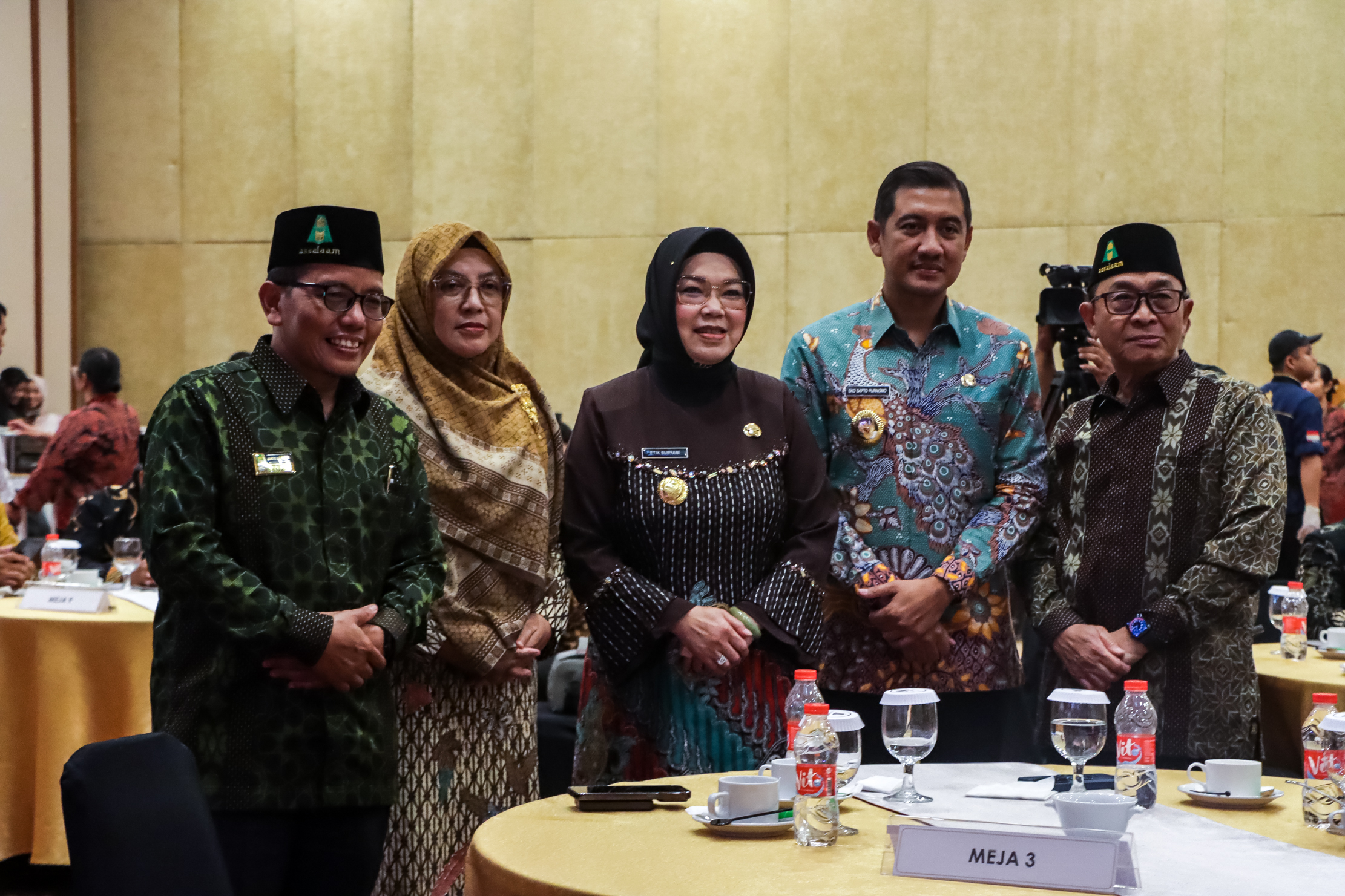 KENANG-KENANGAN: PPMI Assalaam berfoto bersama Bupati Sukoharjo Etik Suryani (tengah) saat Anugerah Pendidikan Radar Solo 2025.  &nbsp;
