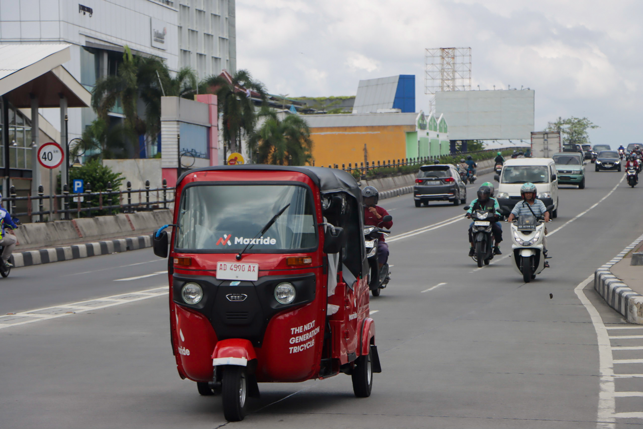 Angkutan umum bajaj tidak boleh lagi mengaspal di jalanan Kota Solo mulai Kamis (30/10). (M Ihsan/Radar Solo)