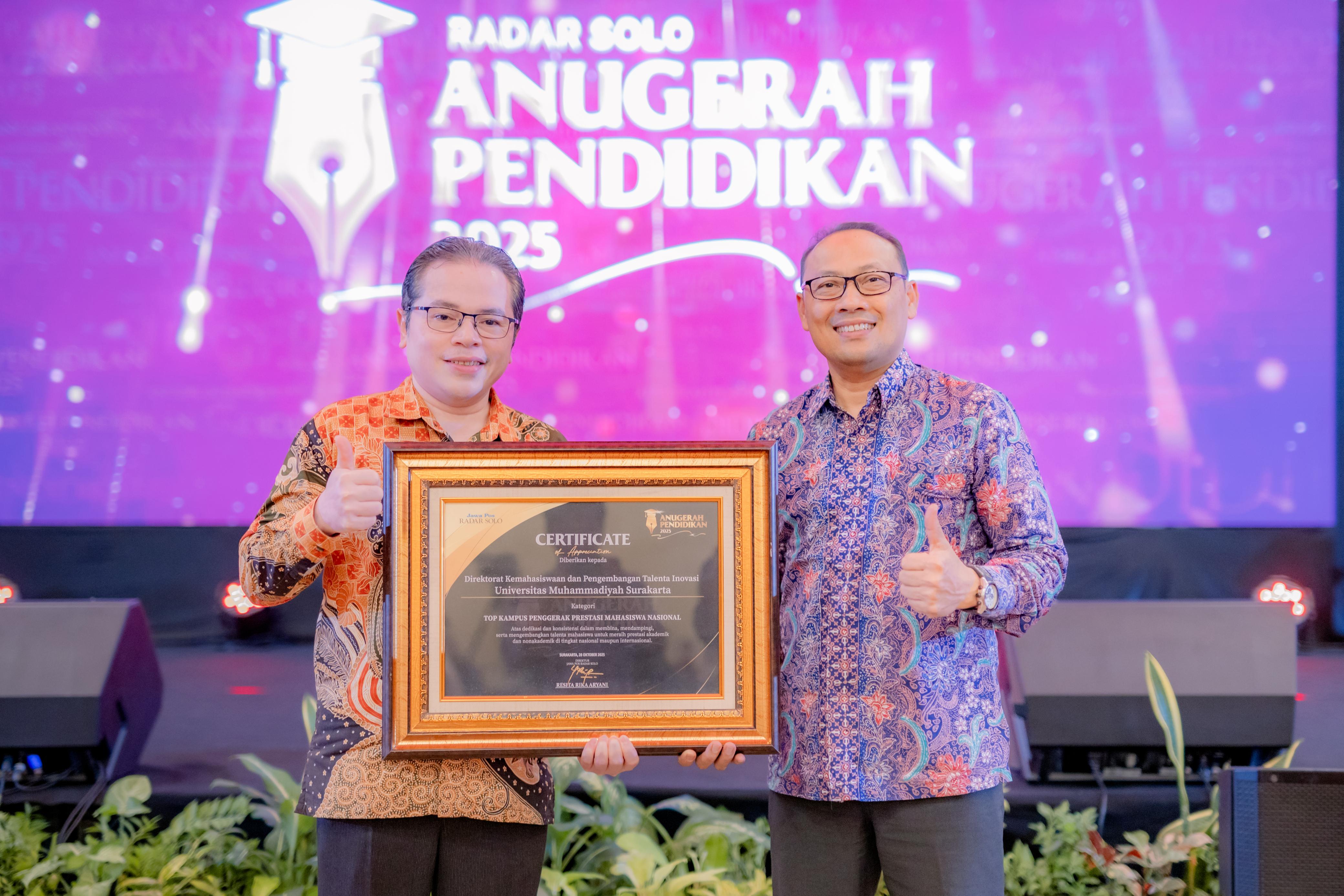 Direktur DKPTI UMS Ahmad Kholid Alghofari dan Wakil Rektor I UMS Ihwan Susilo memegang penghargaan Anugerah Pendidikan 2025. (Humas UMS)