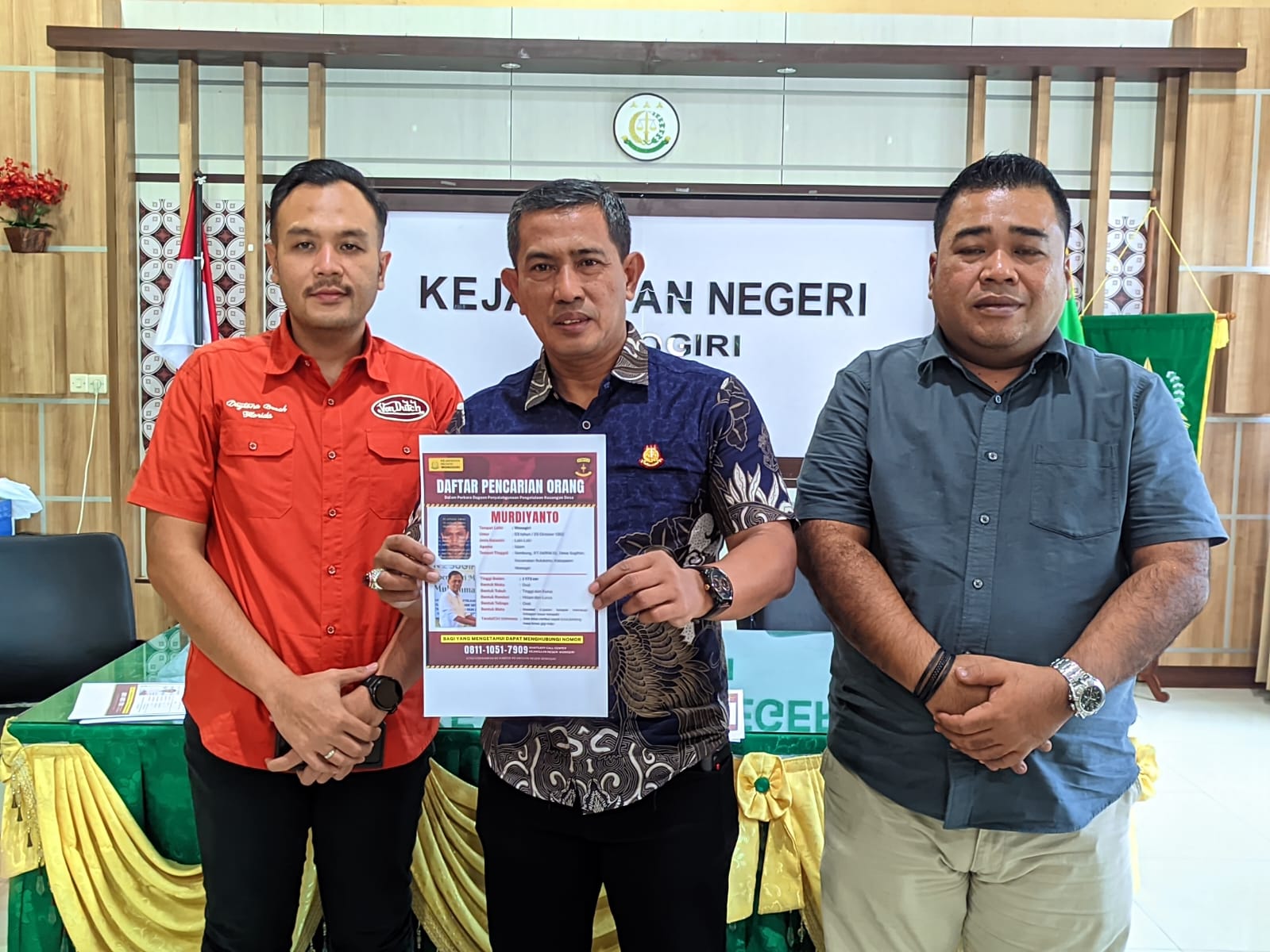 Kajari Wonogiri Hery Somantri (tengah) didampingi Kasi Pidsus Gilang Prama Jasa (kiri) dan Kasi Intel Daud Waluyo Pohan (kanan) menunjukkan foto Murdiyanto yang menjadi DPO Jumat (31/10/2025)