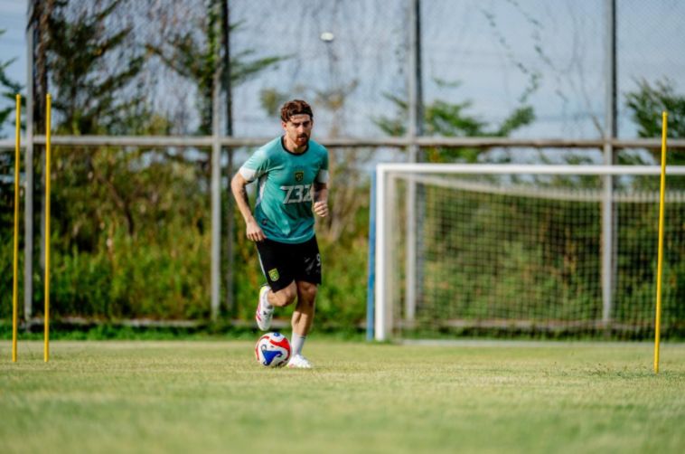 Penyerang asal Serbia, Dejan Tumbas jadi andalan Persebaya Surabaya di Super League.