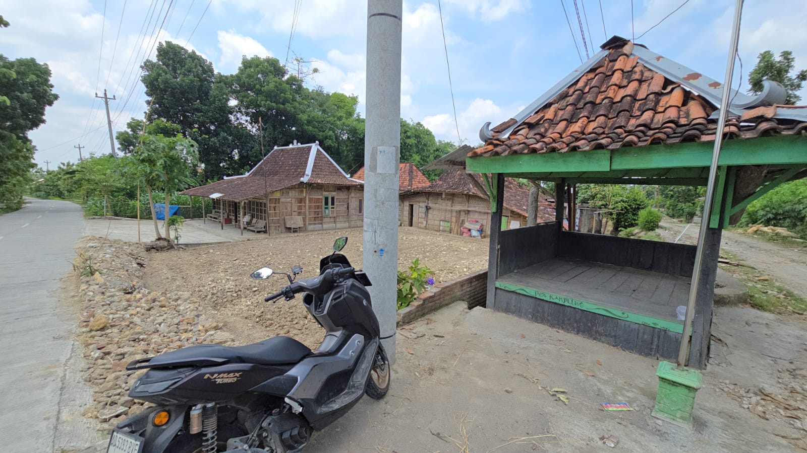 Lokasi rumah di Desa Karanganom, Kecamatan Sukodono, Sragen yang dirobohkan pemilik karena memergoki istrinya selingkuh. (Ahmad Khairudin/Radar Solo)