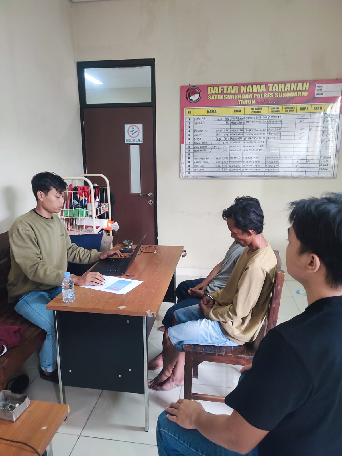 Dua pengedar sabu diperiksa di Mapolres Sukoharjo.