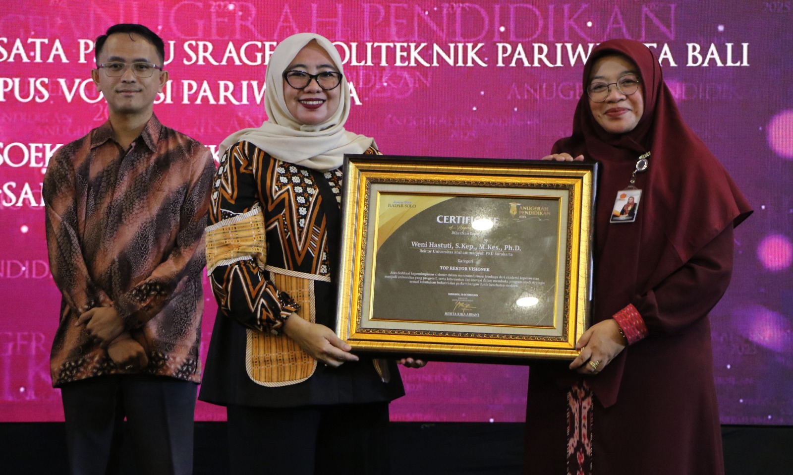 INSPIRATIF: Rektor Universitas Muhammadiyah PKU Surakarta Weni Hastuti (kanan) menerima penghargaan Anugerah Pendidikan Radar Solo 2025.