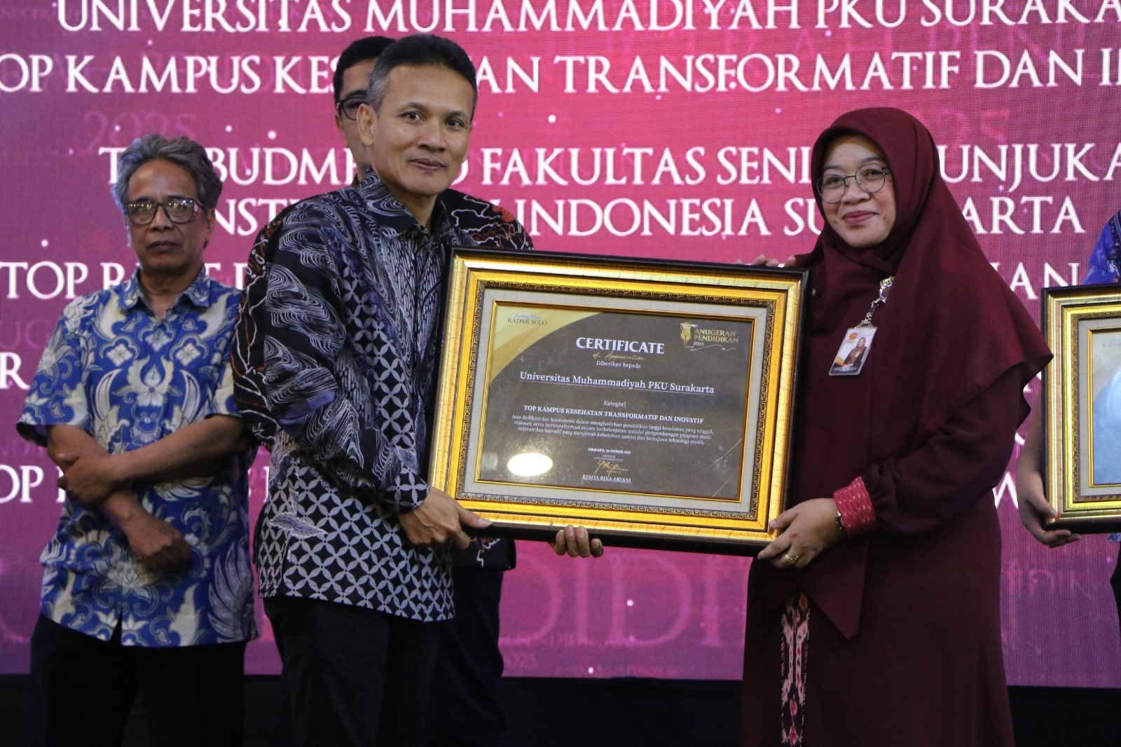 INSPIRATIF: Universitas Muhammadiyah PKU Surakarta meraih Anugerah Pendidikan Radar Solo 2025 yang diterima langsung oleh rektor Weni Hastuti (kanan).