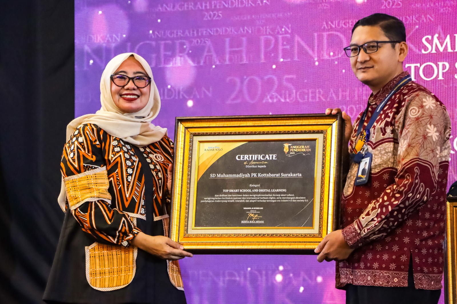 INSPIRATIF:&nbsp;SD&nbsp;Muhammadiyah&nbsp;PK&nbsp;Kottabarat&nbsp;meraih Anugerah Pendidikan Radar Solo 2025, yang diterima langsung oleh kepala&nbsp;SD tersebut, Nursalam (kanan). Penghargaan diberikan di The Sunan Hotel (28/10)