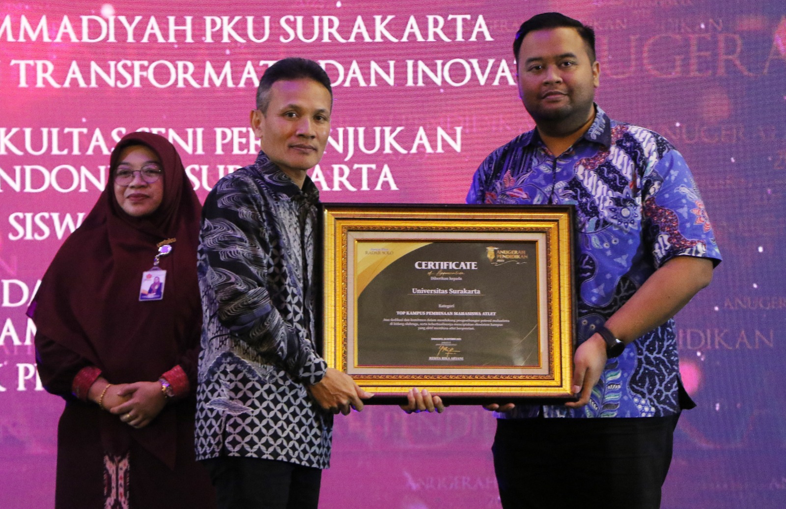 INSPIRATIF: Rektor Universitas Surakarta Arya Surendra (kanan) menerima penghargaan Anugerah Pendidikan Radar Solo 2025 di Hotel Sunan, Selasa (28/10).