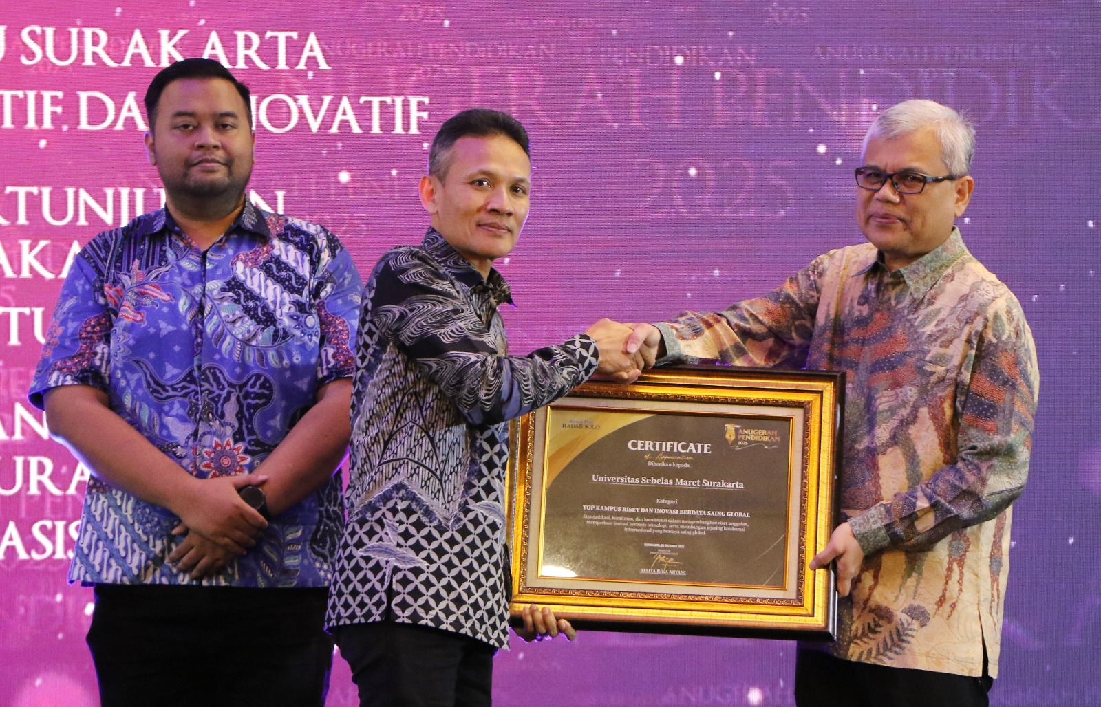 INSPIRATIF: Direktur Jawa Pos Radar Group Marsudi Nurwahid Prapto beri penghargaan Anugerah Pendidikan Radar Solo 2025 untuk UNS, yang diterima langsung Rektor Prof. Hartono