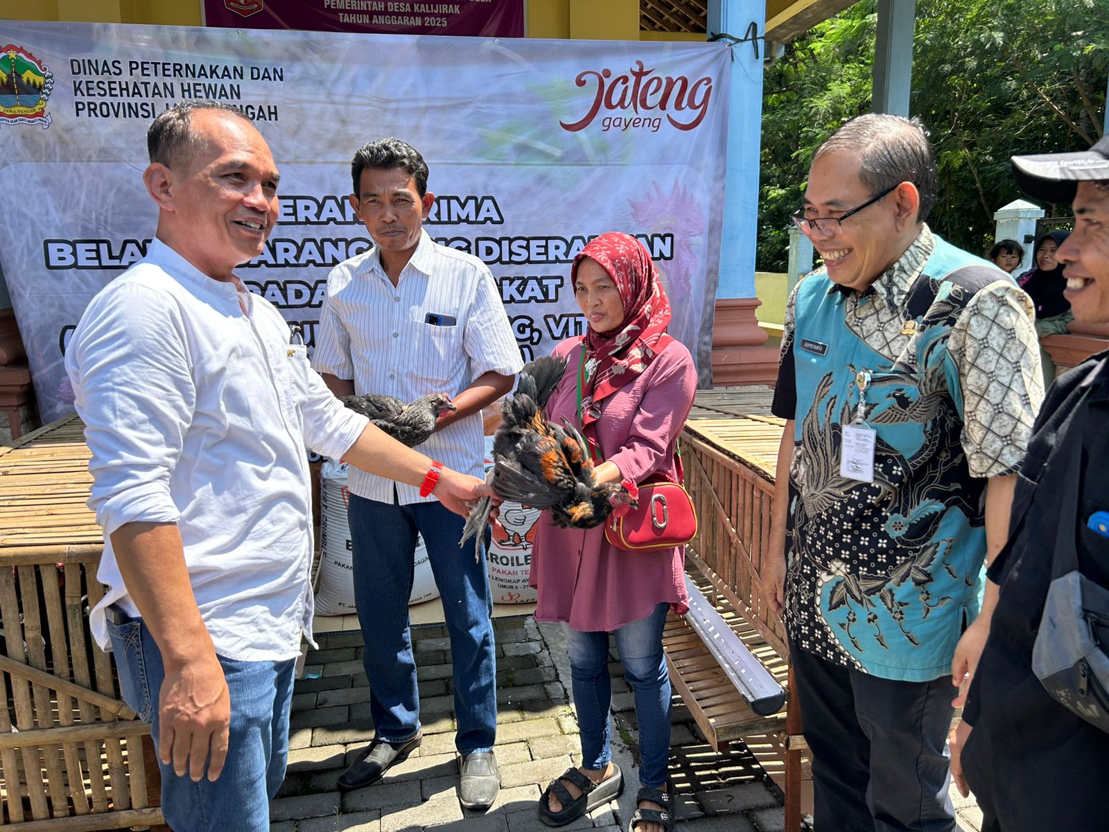 Ketua DPRD Jateng Sumanto serahkan bantuan ayam petelur kepada warga di Balai Desa Kalijirak, Kecamatan Tasikmadu, Kabupaten Karanganyar.