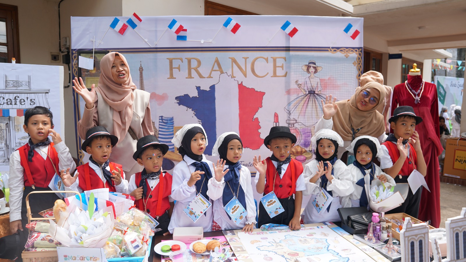Guru dan murid TPP Al Firdaus menggelar kegiatan tahunan Pustaka Ceria dalam rangka memperingati International Language Day atau Hari Bahasa Internasional.