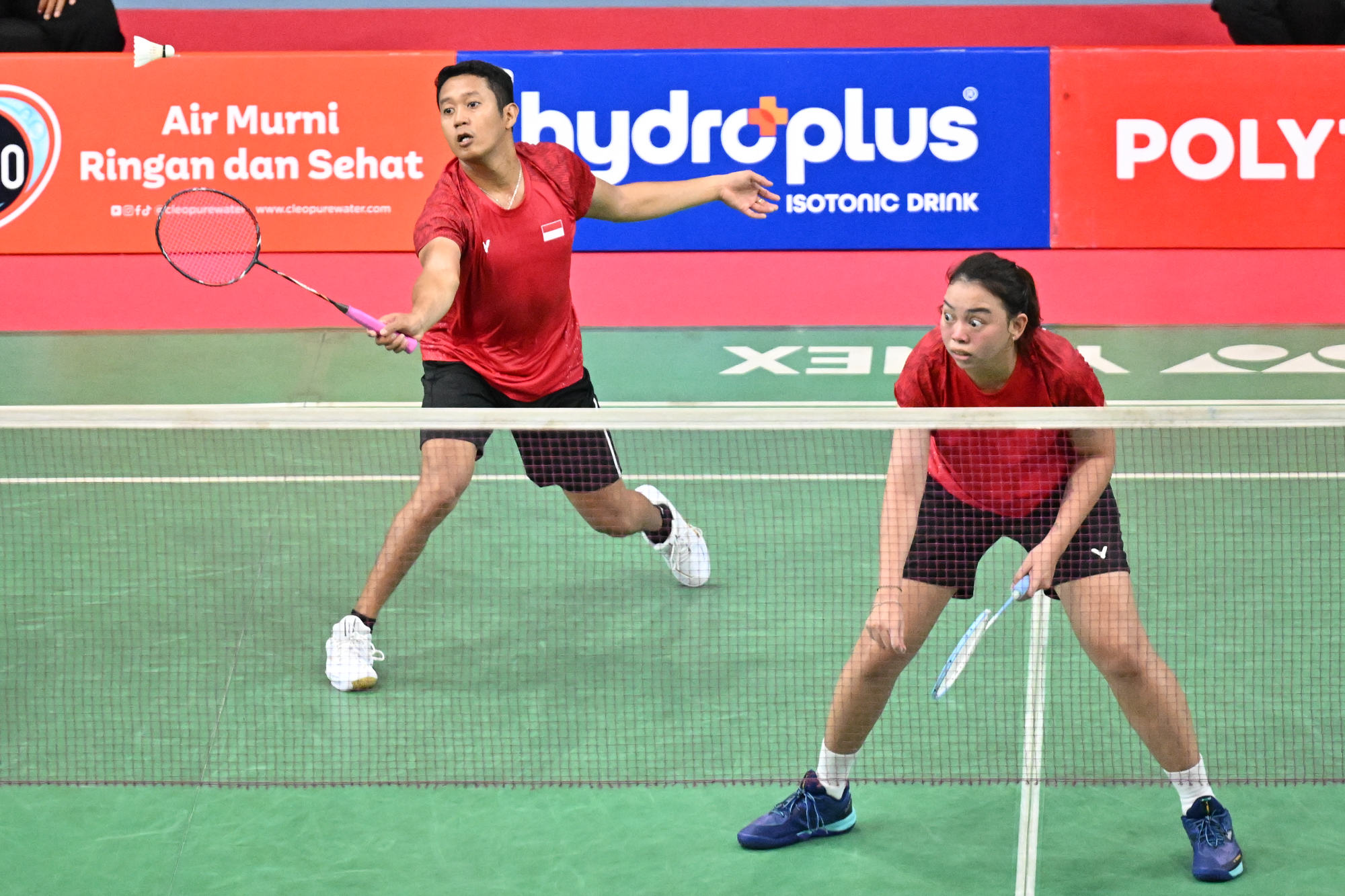 Pasangan Fredy Setiawan (kiri) dan Khalimatus Sadiyah (kanan) dalam pertandingan semifinal ganda campuran SL3-SU5 kejuaraan Polytron Indonesia Para Badminton International 2025 di GOR Indoor Manahan, Solo, Jawa Tengah, Sabtu (01/11/2025).