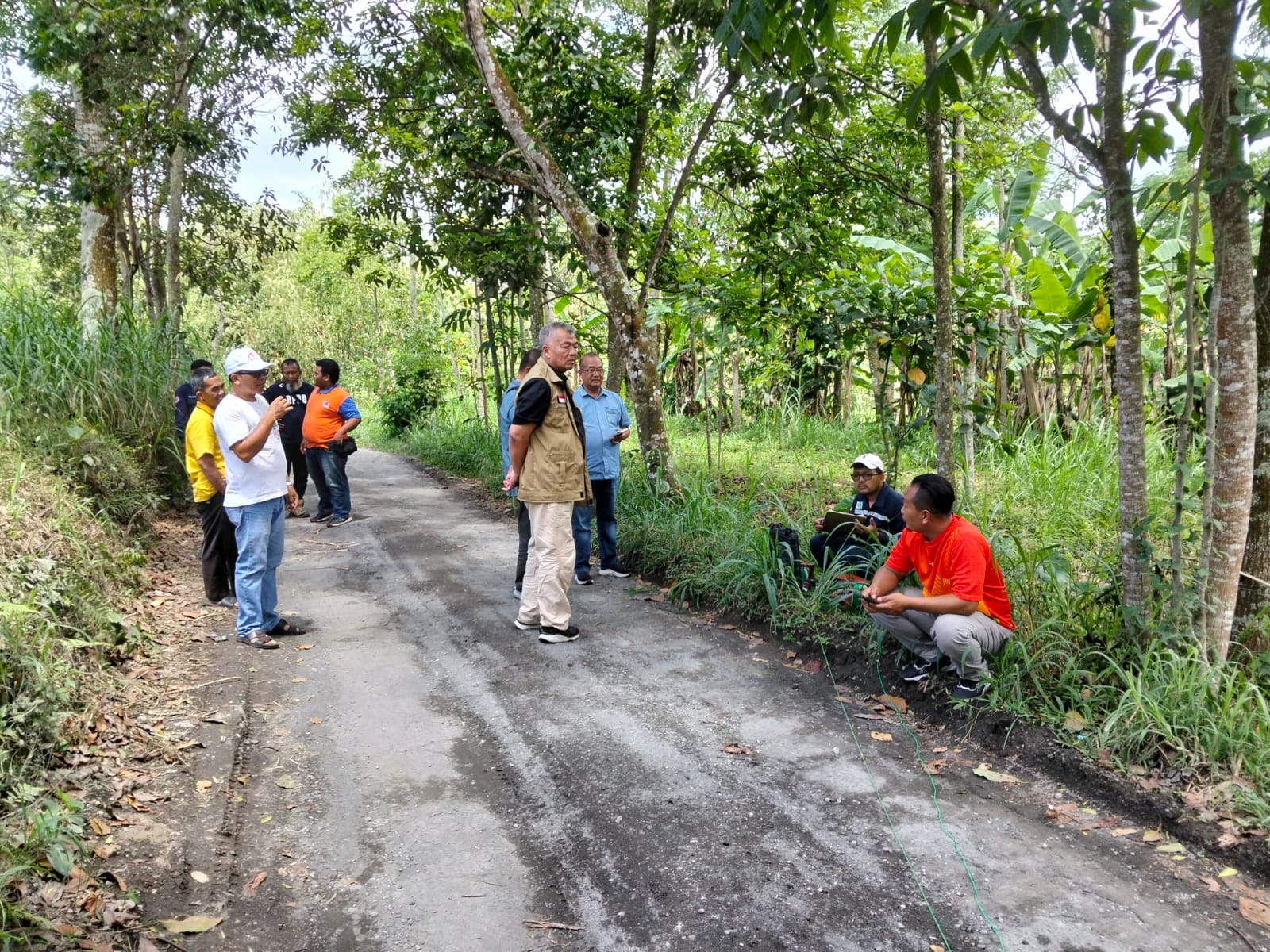 CEK LAPANGAN: Tim BNPB didampingi BPBD Klaten melakukan survei geolistrik di salah satu tanah kas desa di Kecamatan Kemalang, beberapa waktu lalu