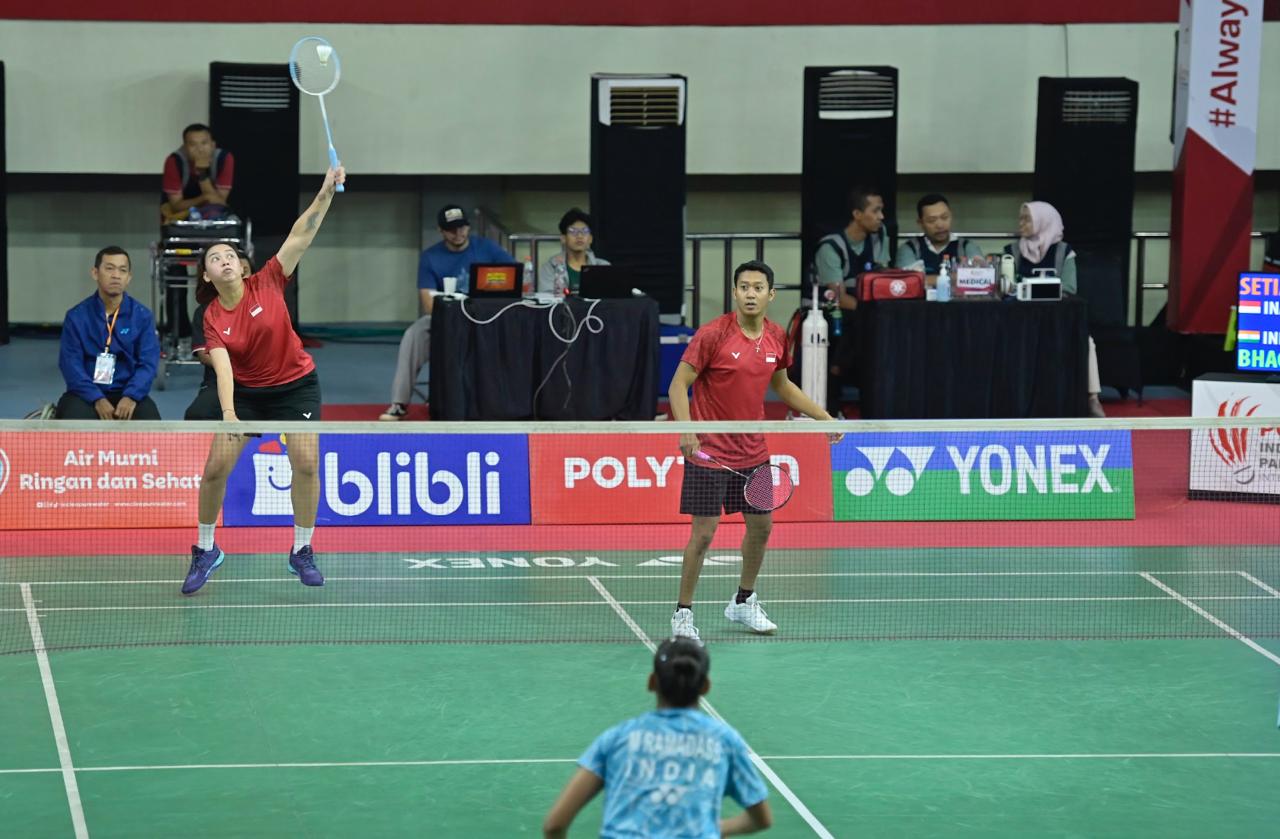 Atlet asal Kota Solo, Fredy Setiawan usai memenangkan laga Ganda Putra SL 3- SL 4 bersama Khalimatus Sadiyah di GOR Indoor Manahan, Sabtu (1/11).