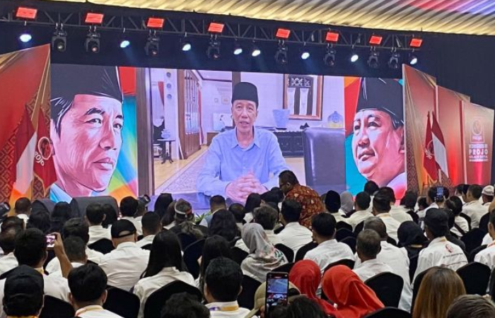 Presiden ke-7 RI Jokowi menyapa relawan Projo dalam tayangan video pada pembukaan Kongres III Projo di Jakarta, Sabtu (1/11/2025).
