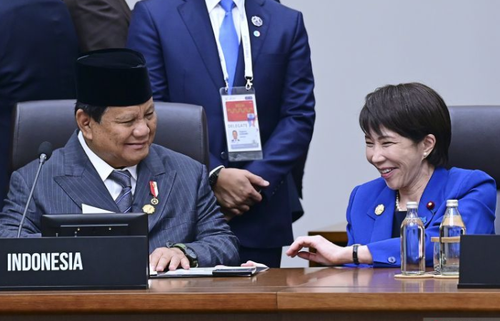 PM Jepang Sanae Takaichi geser kursi dan dekati Prabowo Subianto saat KTT APEC 2025 di Korsel.