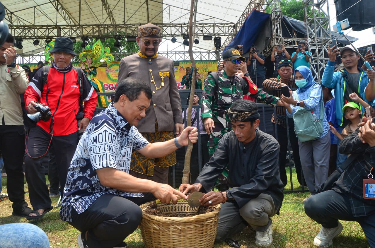 Gubernur Ahmad Luthfi saat menghadiri Festival Mangga 2025 yang digelar di Lapangan Desa Penggarit, Kecamatan Taman, Pemalang, Sabtu (1/11/2025).