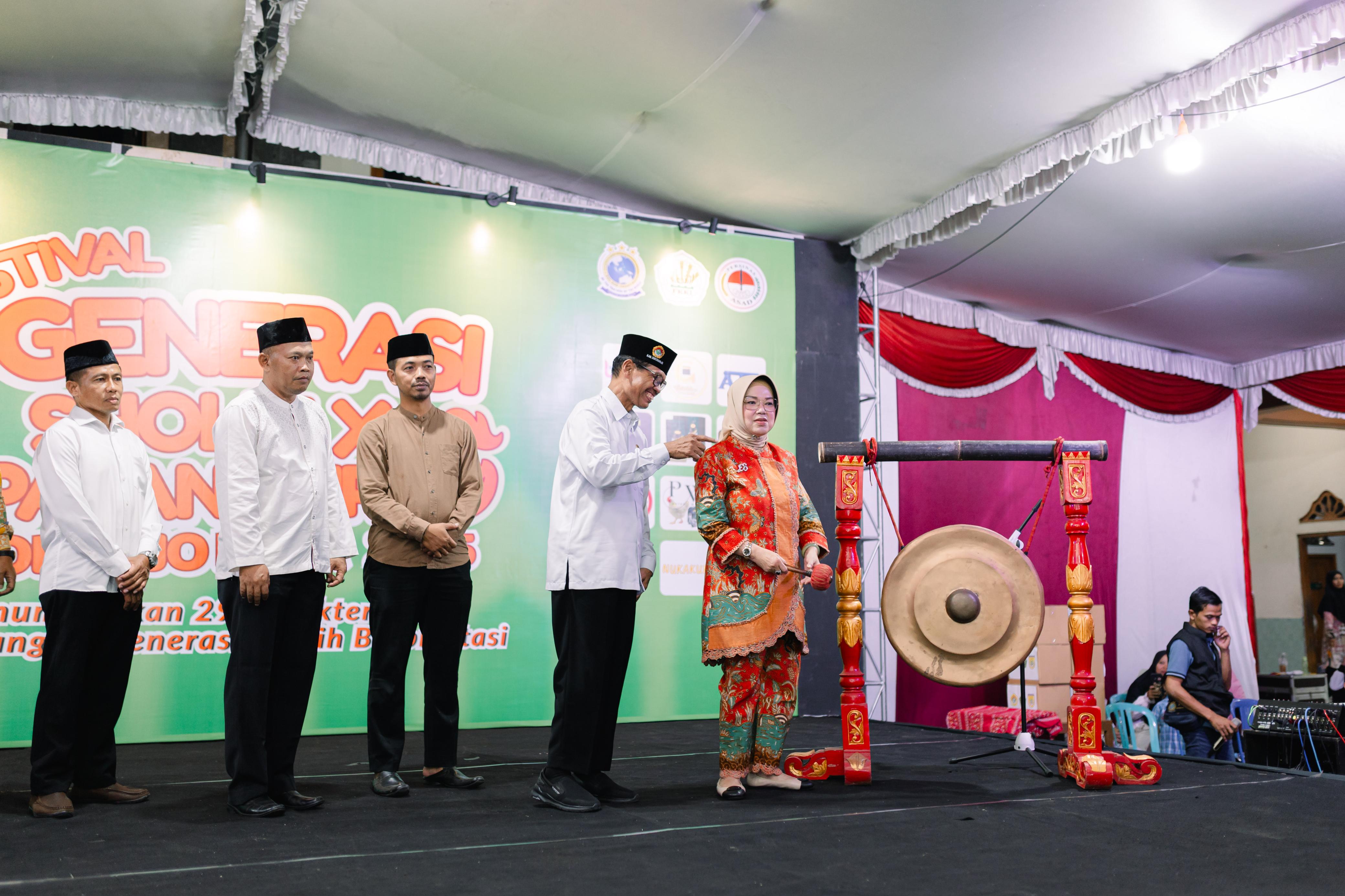 Bupati Sukoharjo Etik Suryani membuka Festival Generasi Sholih dan Pasanggiri 2025 di kompleks halaman Pondok Pesantren Barokah Sukoharjo, Jumat (31/10/2025) malam.