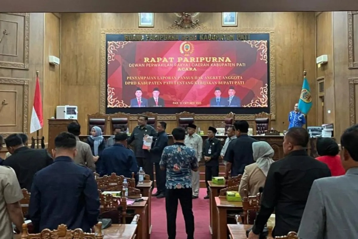 Rapat paripurna panitia khusus hak angket digelar DPRD Pati, Jumat (31/10/2025) malam.
