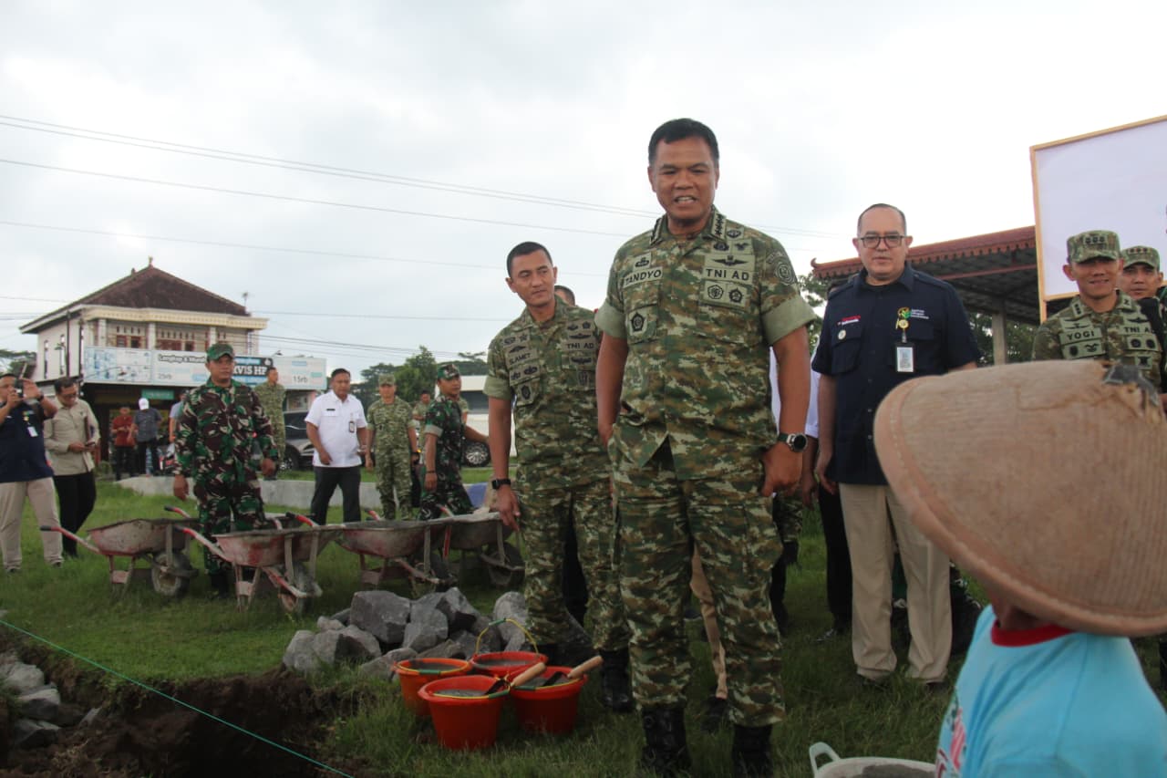 Wakil Panglima TNI Jenderal Tandyo Budi Revita bersama jajaran meninjau lokasi pembangunan KDKMP di Klaten, Sabtu (1/11/2025). (Dokumentasi Kodim 0723/Klaten)