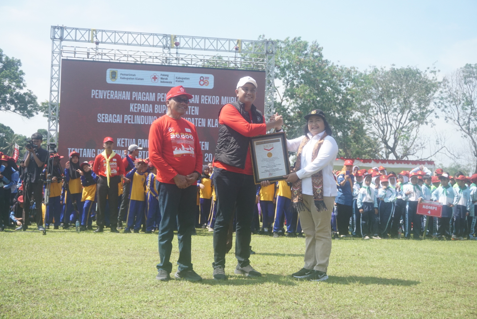 Penyerahan piagam penghargaan MURI kepada Bupati Klaten Hamenang Wajar Ismoyo dan Ketua PMI Kabupaten Klaten Purwanto Anggono Cipto. (Angga Purenda/Radar Solo)