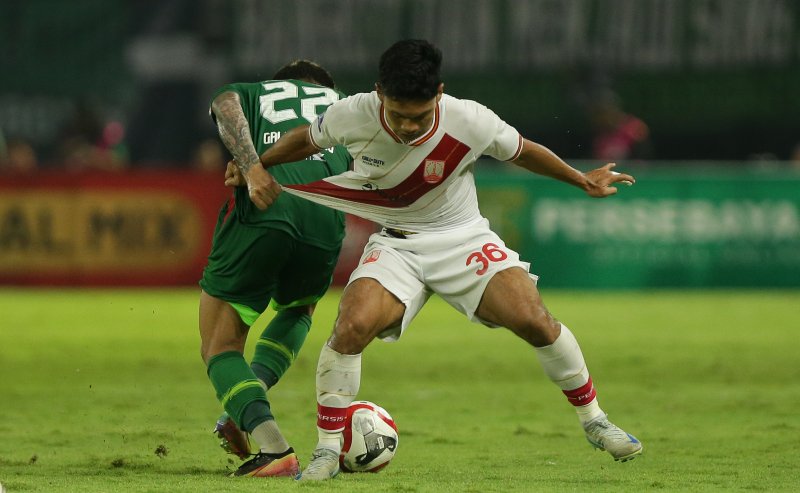 Gelandang Persis Solo Althaf Indie saat berebut bola dengan pemain Persebaya Surabaya di Stadion Gelora Bung Tomo (GBT), Minggu (2/11/2025) malam.