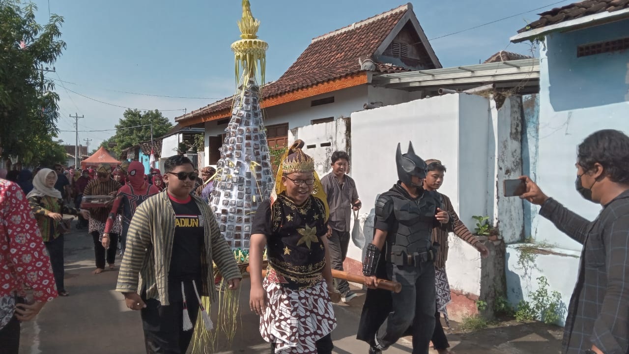 PUSAT PERHATIAN: Kirab yang digelar dalam Festival Jenang, yang digelar di Kelurahan Kenep, Kecamatan Sukoharjo Kota, Sabtu (1/11)