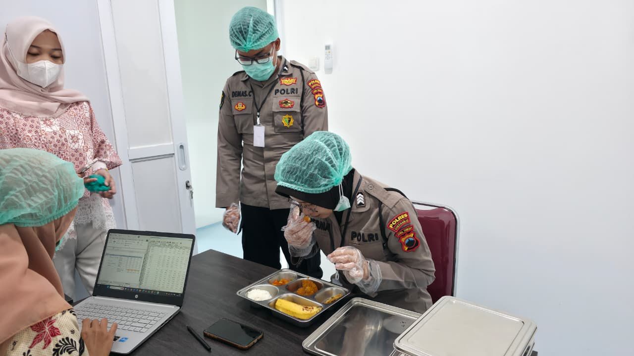 CEK: Satuan Pelayanan Pemenuhan Gizi (SPPG) POLRI Aspol Grogol Indah cek MBG jelang didistribusikan.