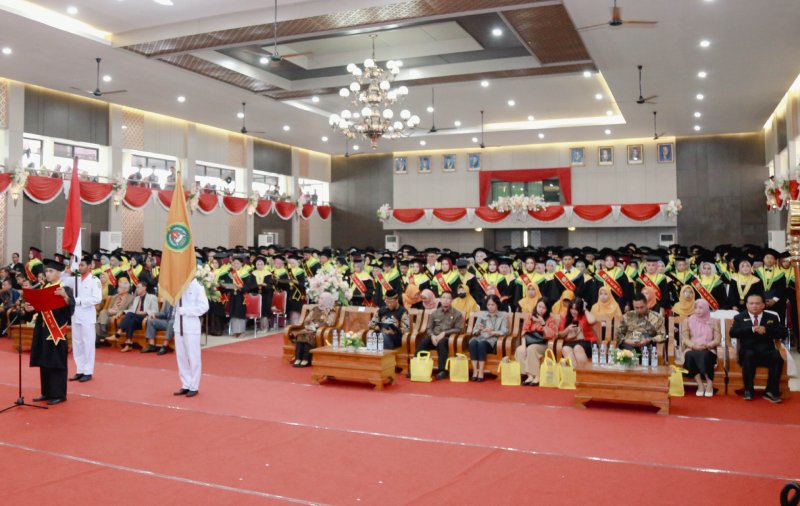 KHIDMAT: Prosesi wisuda yang digelar Universitas Veteran Bangun Nusantara Sukoharjo, Sabtu (1/11).