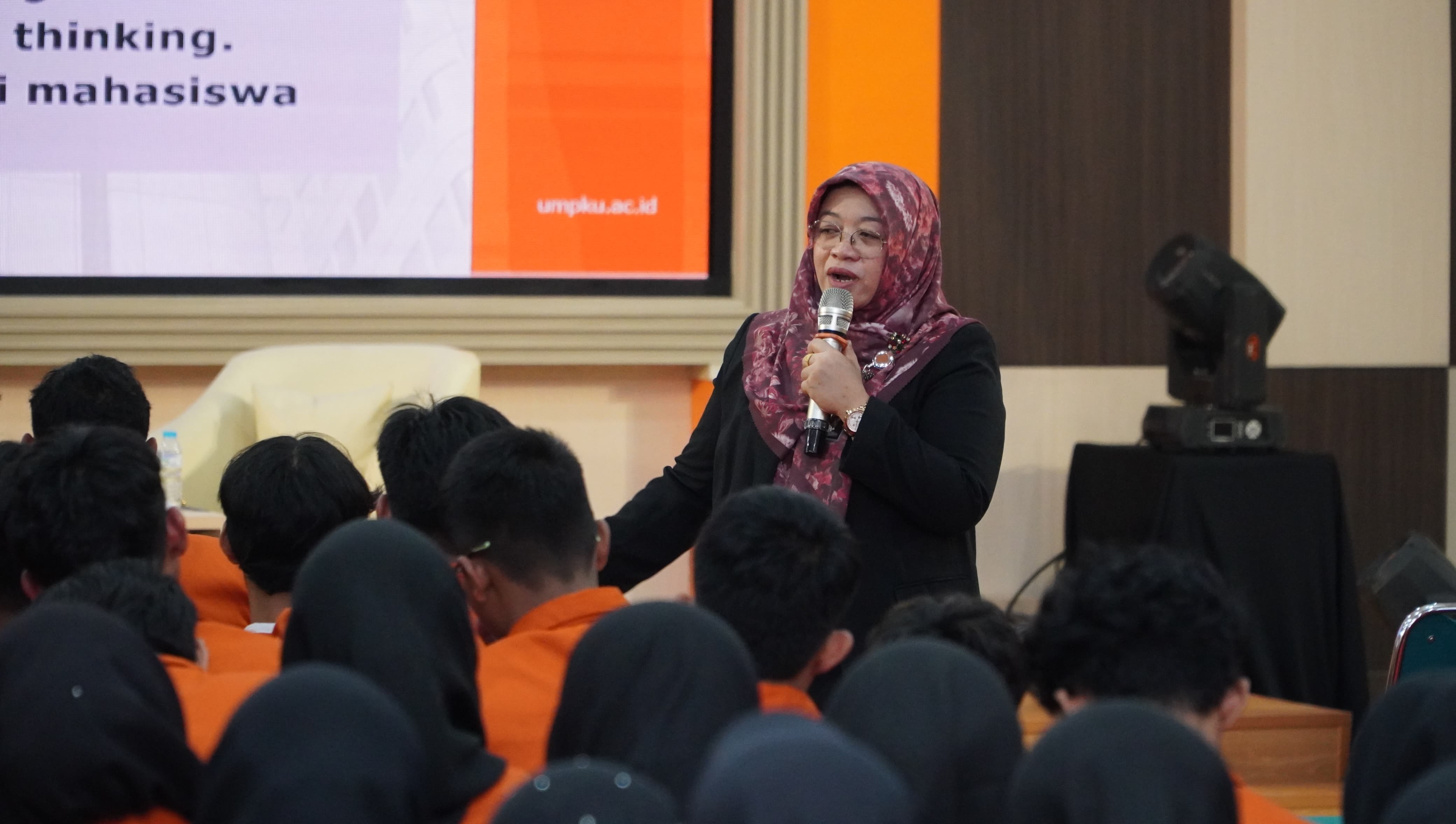 Rektor Universitas Muhammadiyah PKU Surakarta Weni Hastuti dalam sebuah acara.