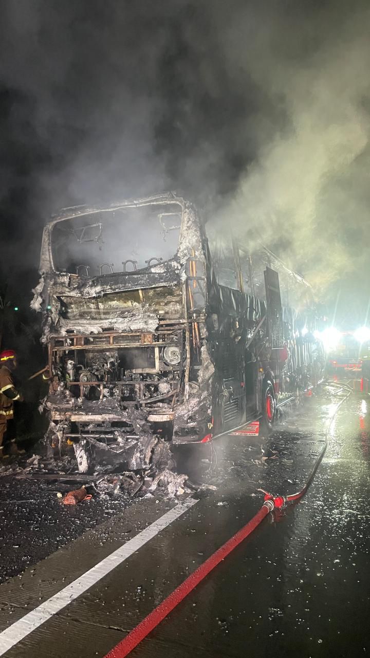 Bus pariwisata PO Eka Persada ludes terbakar di ruas tol Semarang - Solo, tepatnya di jalan tol Boyolali, Km 480, Sabtu (1/11) malam.
