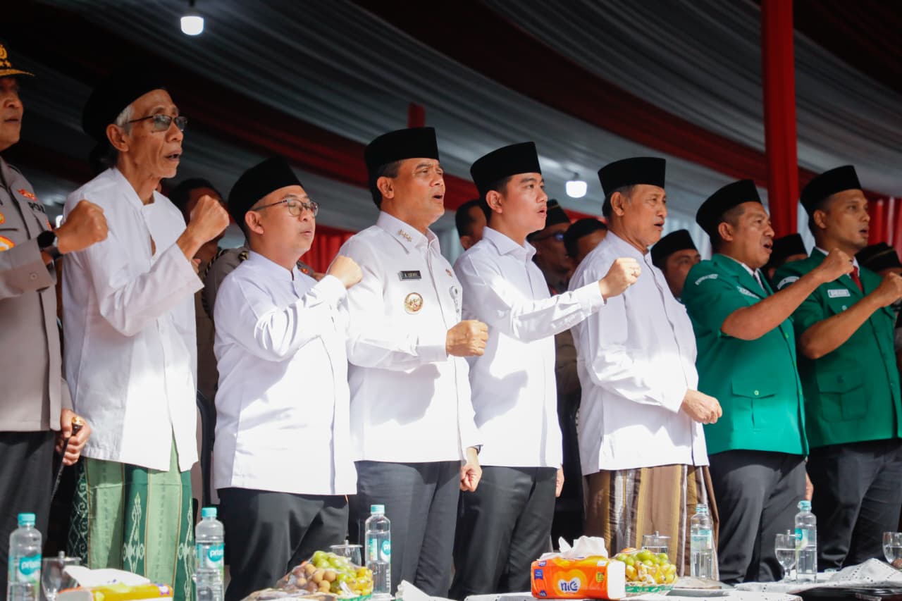 Gubernur Jateng Ahmad Luthfi mendampingi Wapres RI Gibran Rakabuming Raka menghadiri pengukuhan pengurus Pimpinan Wilayah GP Ansor Jateng di Pondok Pesantren Asshodiqiyah, Kota Semarang, Minggu (2/11)