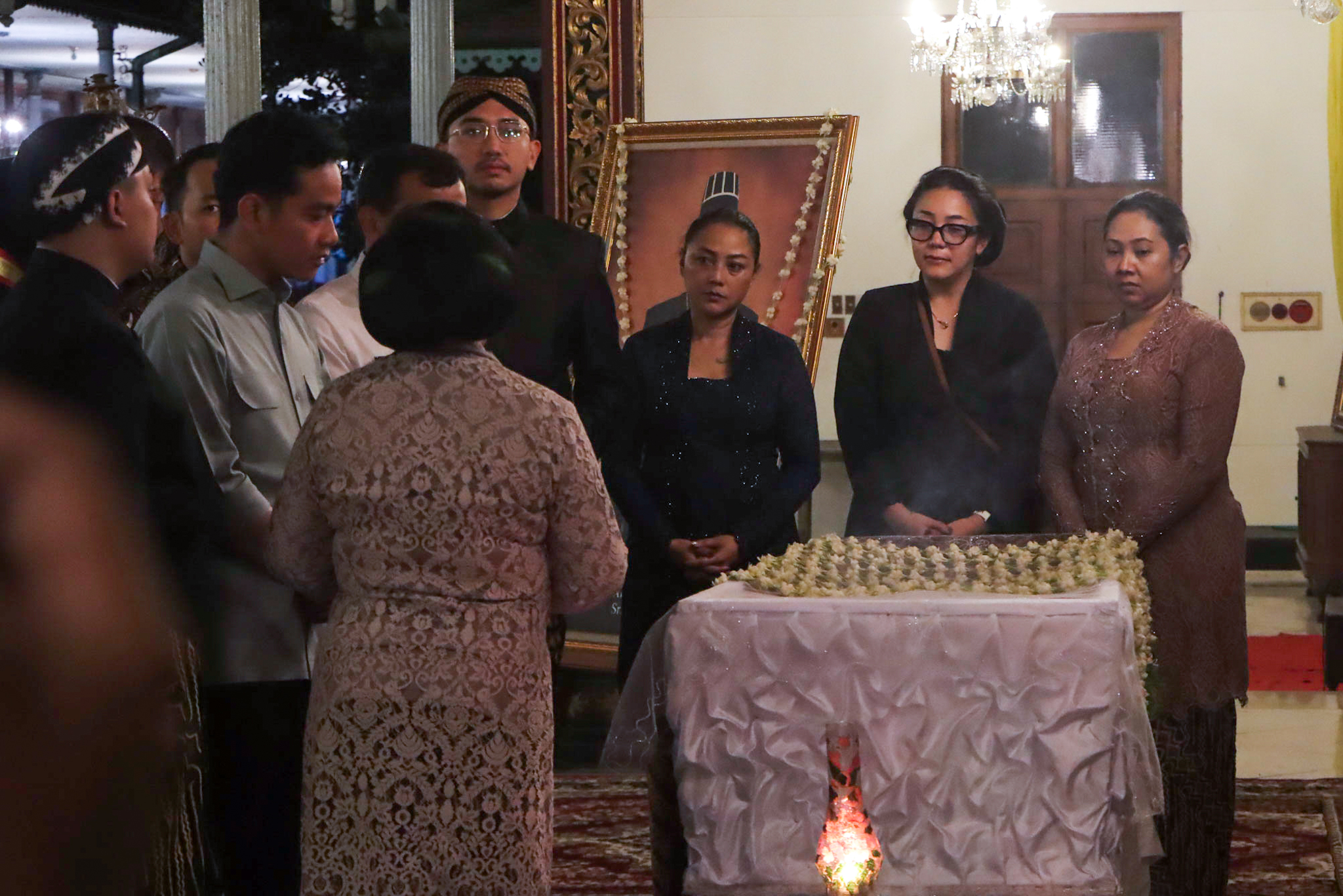 Wapres Gibran Rakabuming Raka melayat ke Keraton Surakarta, Minggu malam (2/11). (M Ihsan/Radar Solo)