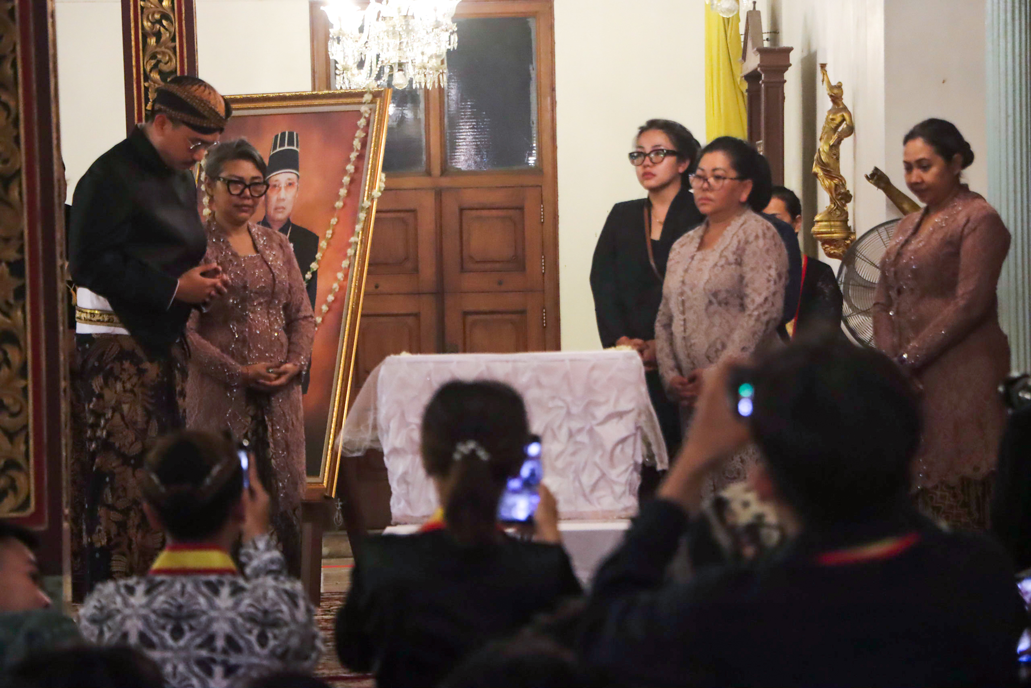 KGPAA Mangkunegara X datang memberikan penghormatan terakhir kepada SISKS Paku Buwono XIII, Minggu (2/11)