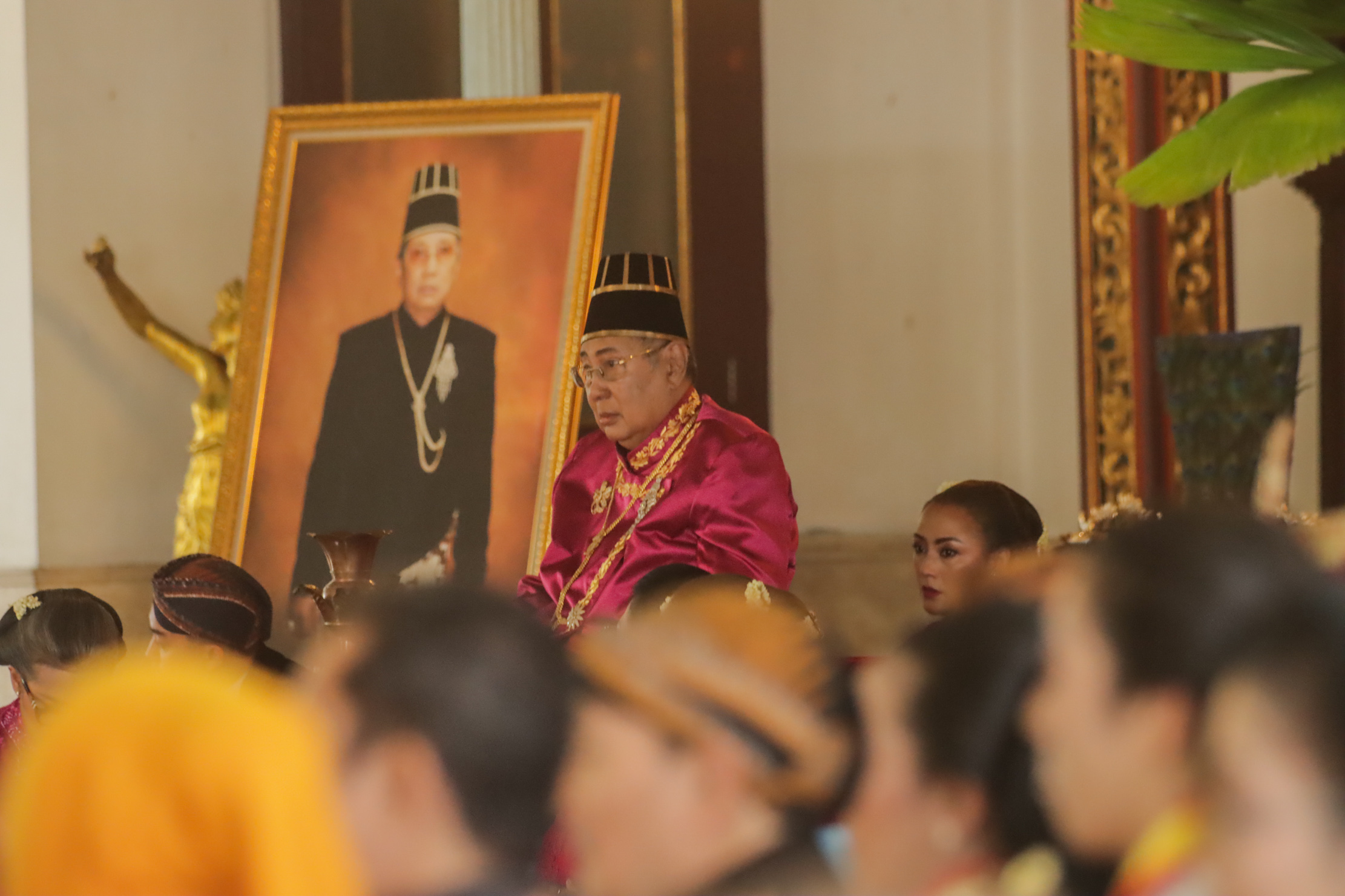 ChatGPT said:  PB XIII wafat di usia 77 tahun. Selama 21 tahun bertakhta, ia dikenal sebagai raja pemersatu dan penjaga marwah Keraton Surak