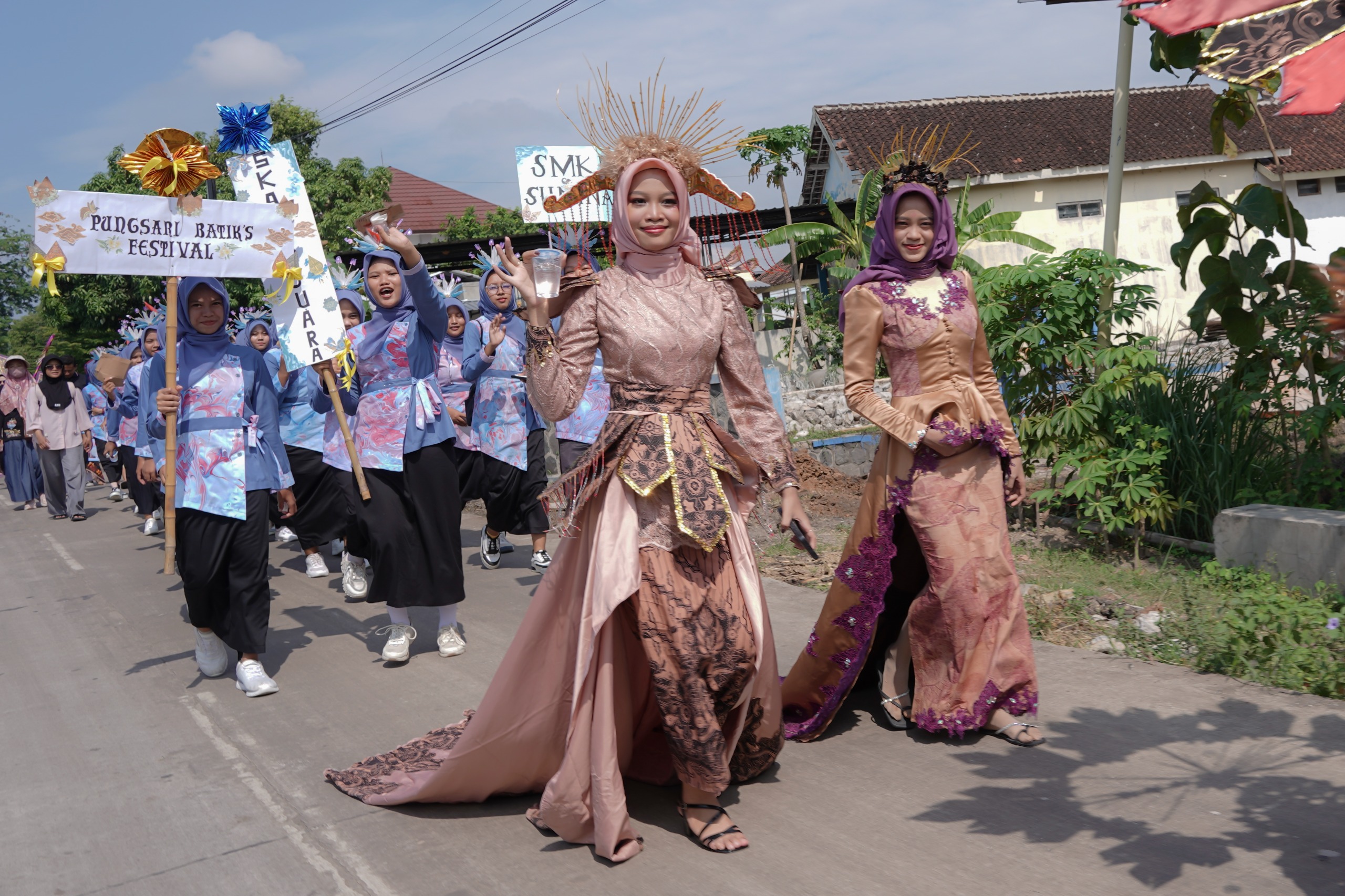 Festival dan Karnaval Batik Pungsari 2025 di Desa Pungsari, Kecamatan Plupuh, Sragen, Sabtu (1/11/2025). (Ahmad Khairudin/Radar Solo)