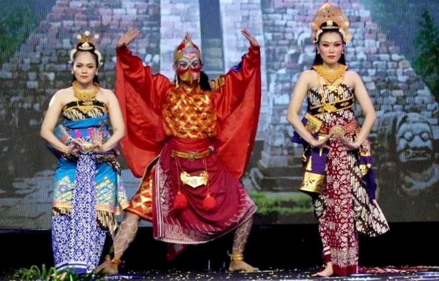 Penampilan Sendratari Garuda dalam Lawu Fest rangkaian Hari Jadi Ke-108 Kabupaten Karanganyar, Sabtu (1/11/2025) malam. (Rudi Hartono/Radar Solo)
