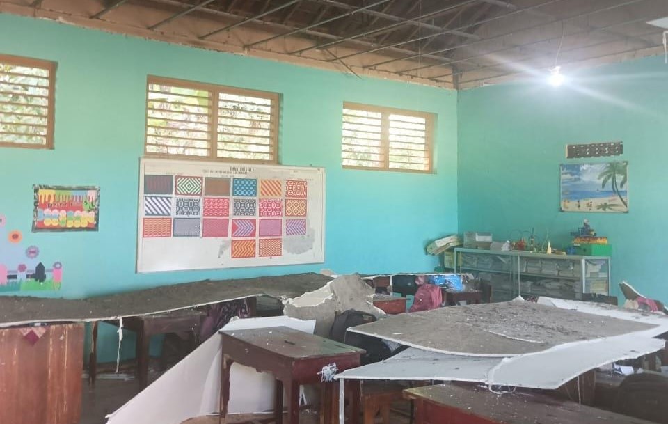 Plafon salah satu ruang sekolah di Sragen ambrol. (Ahmad Khairudin/Radar Solo)