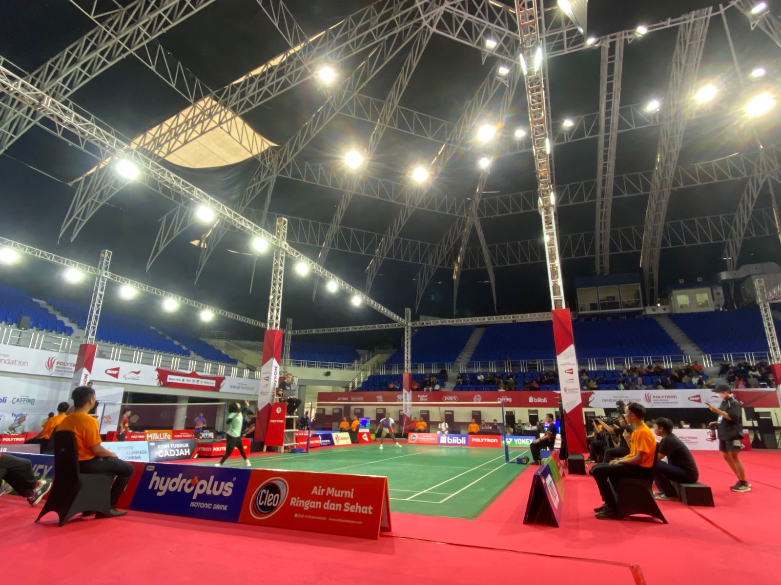 MENDEBARKAN: Atlet Indonesia Qonitah Ikhtiar Syakuroh menang walkout pada partai final women single SL 3 di GOR Indoor Manahan, Minggu (2/11).