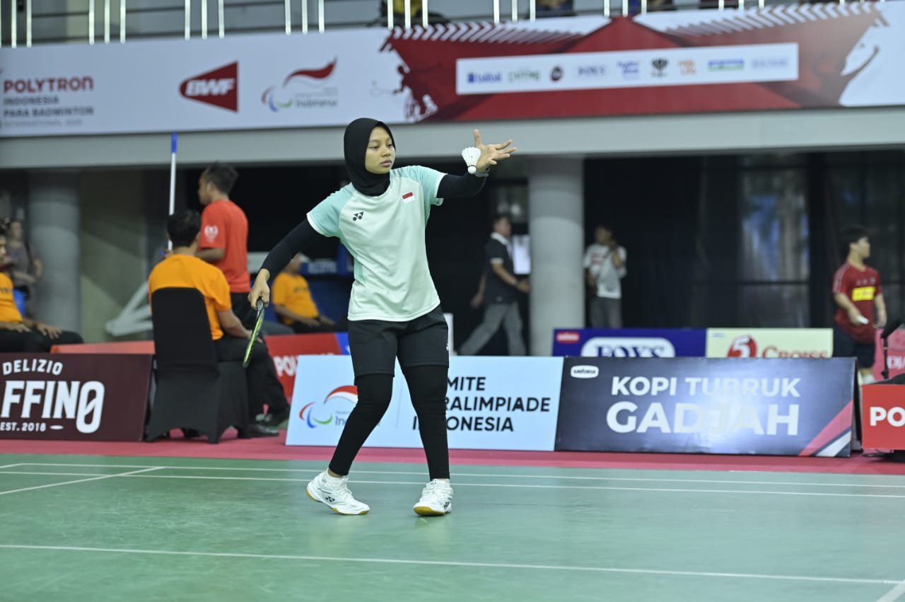DUTA BANGSA: Atlet Indonesia Qonitah Ikhtiar Syakuroh saat terjun di partai final women single SL 3 di GOR Indoor Manahan, Minggu (2/11).