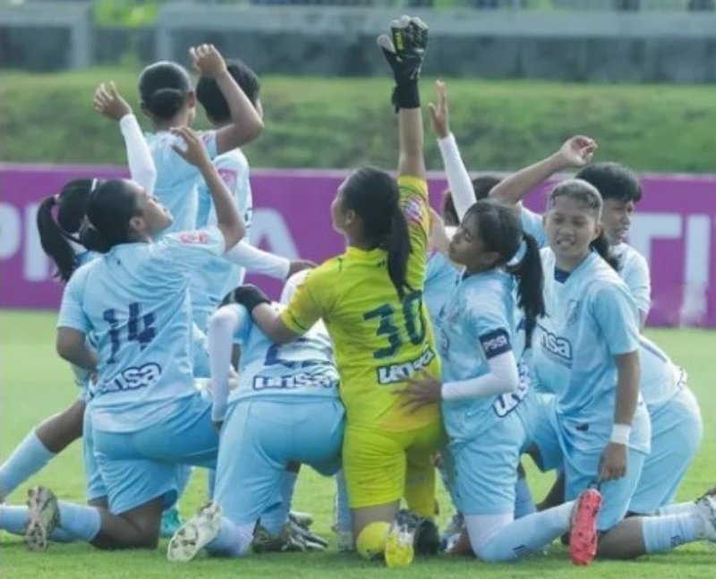 para pemain Universitas Surakarta FC Women jelang bertanding melawan Jawa Timur di ajang Piala Pertiwi 2025.