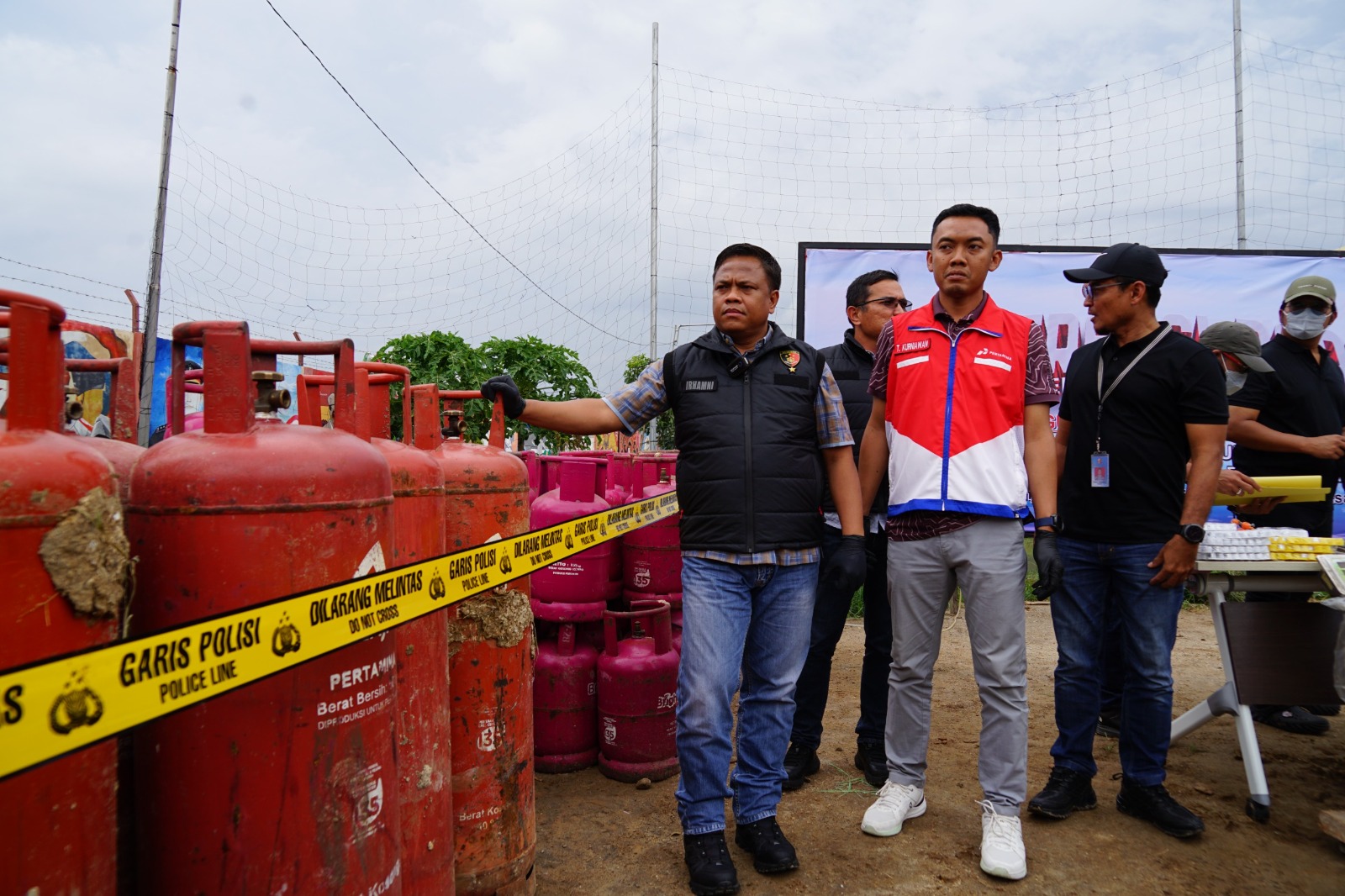 Direktur Tindak Pidana Tertentu Bareskrim Polri Brigjen Pol. Moh. Irhamni tunjukkan barang bukti oplos gas subsidi di Sukoharjo, Minggu (2/11/2025).