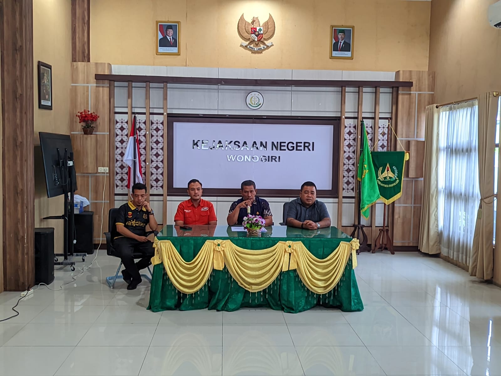 Kajari Wonogiri Hery Somantri saat memimpin jumpa pers di Kantor Kajari Wonogiri Jumat (31/10/2025).