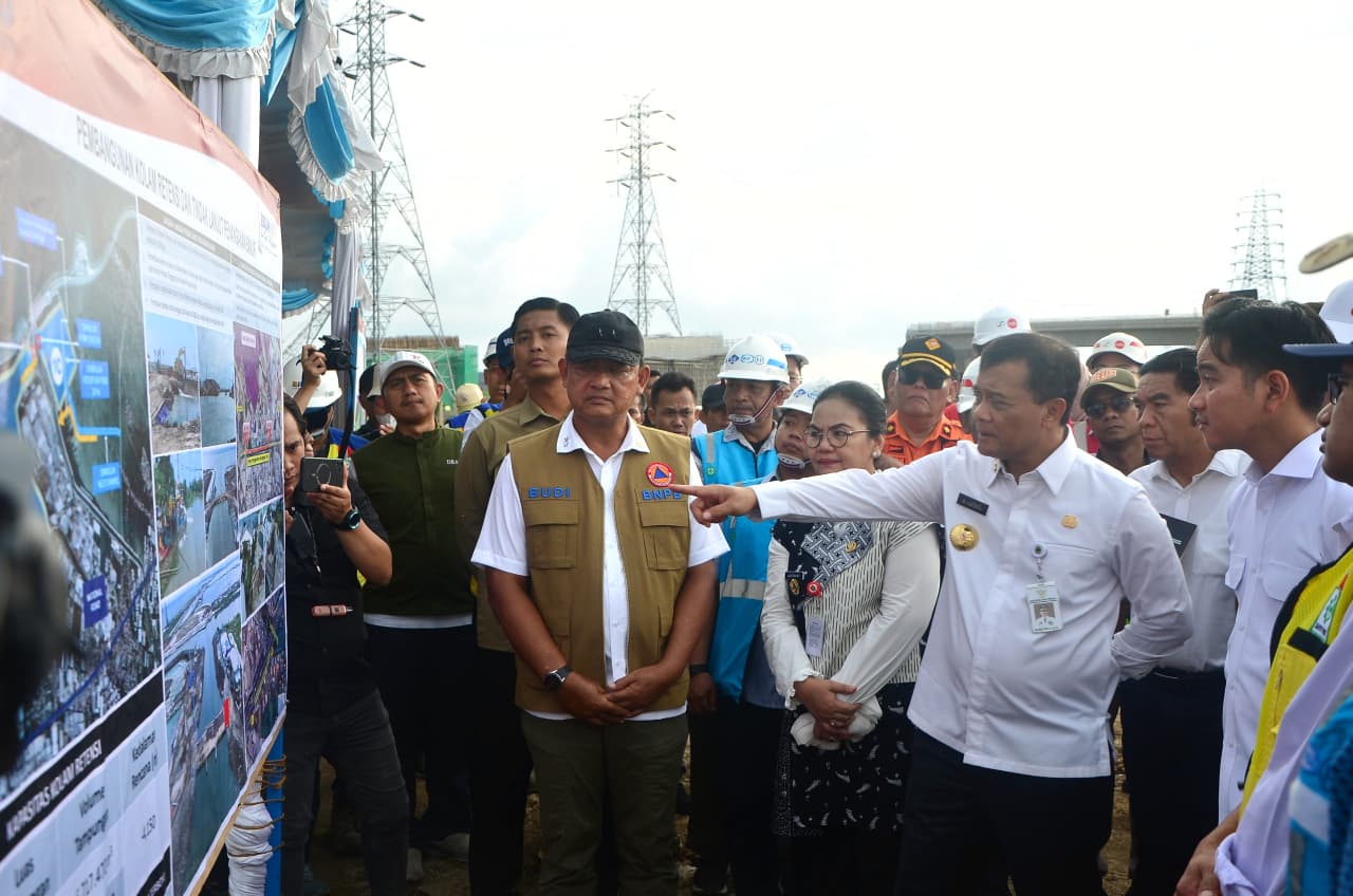Gubernur Jawa Tengah Ahmad Luthfi mendampingi kunjungan kerja Wakil Presiden Gibran Rakabuming Raka ke Kolam Retensi Terboyo, Kota Semarang, Minggu (2/11/2025).