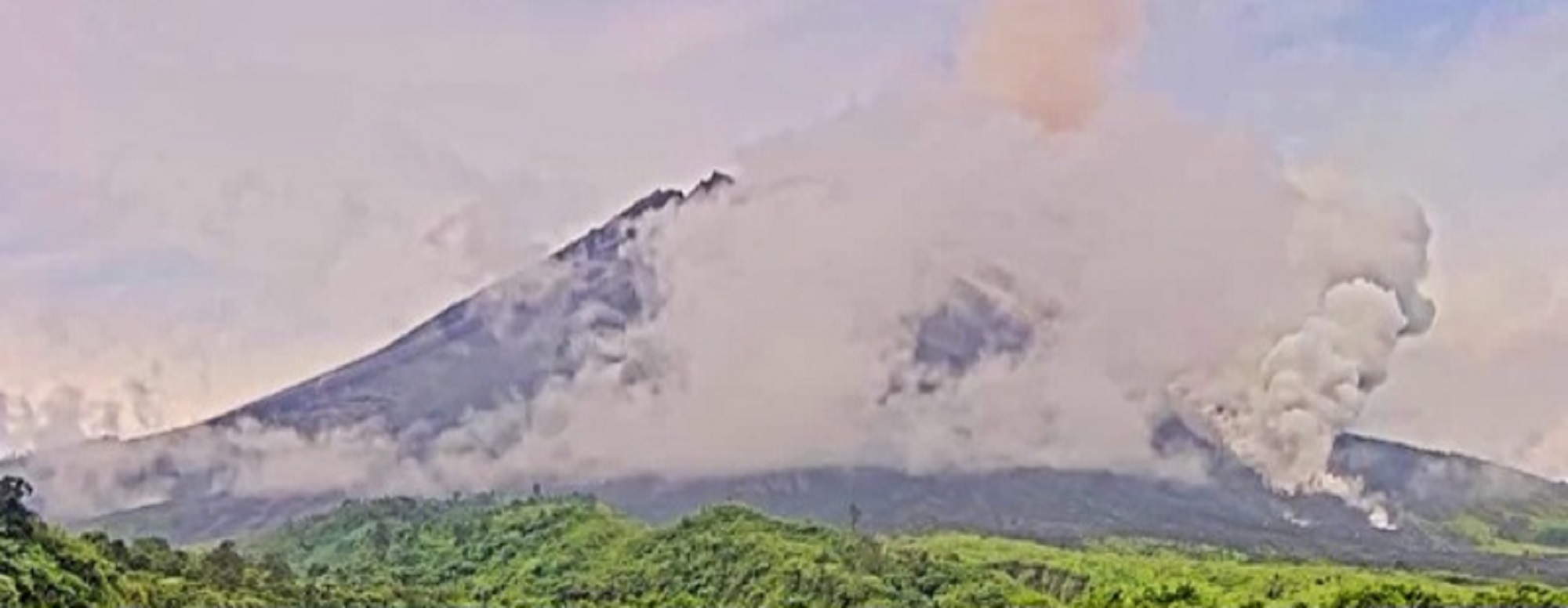 Erupsi Gunung Merapi ke arah barat daya, Minggu (2/11/2025). (Dokumentasi Badan Geologi)