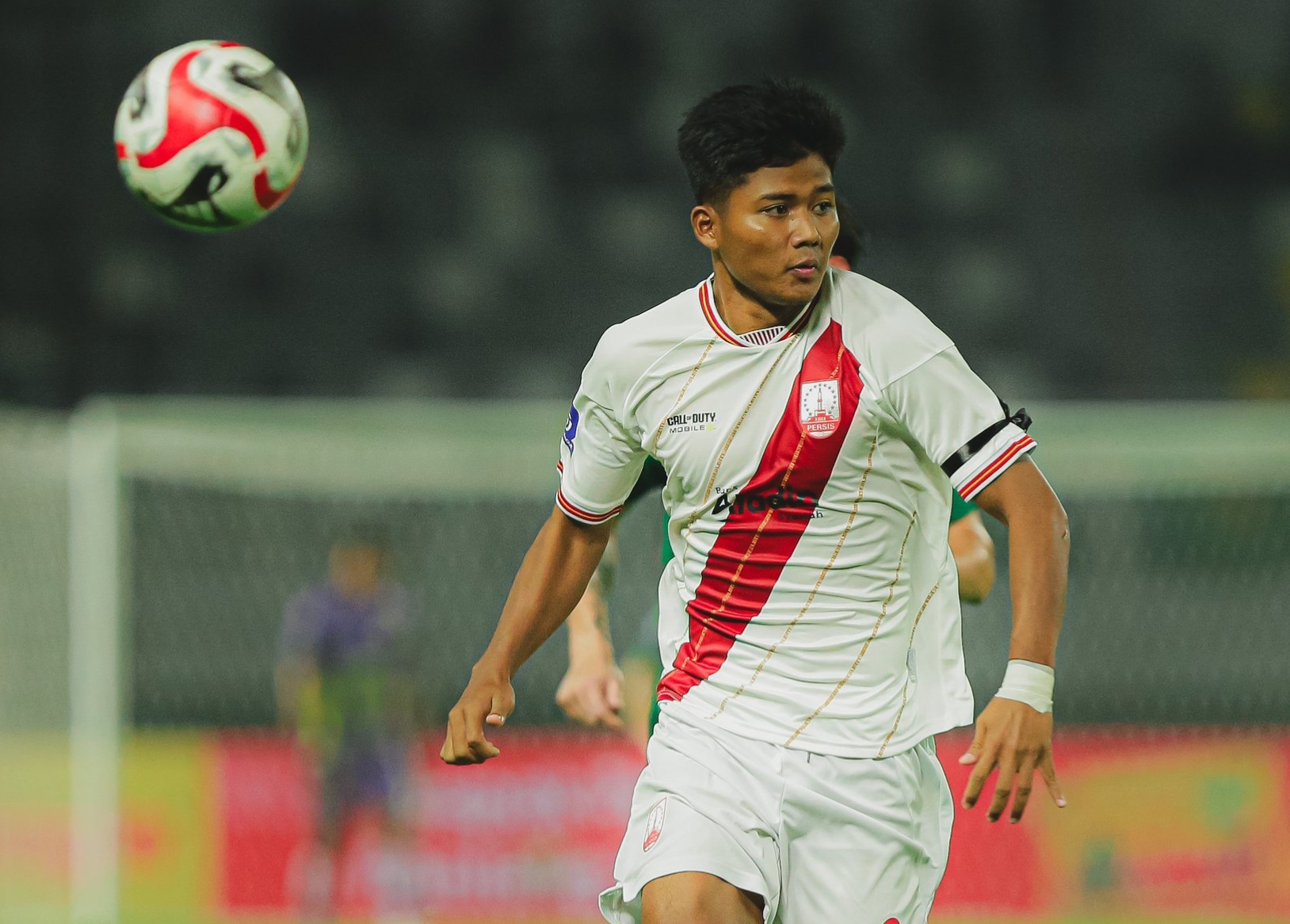 Striker Persis Solo Arkhan Kaka gunakan pita hitam dalam laga lanjutan Liga 1.