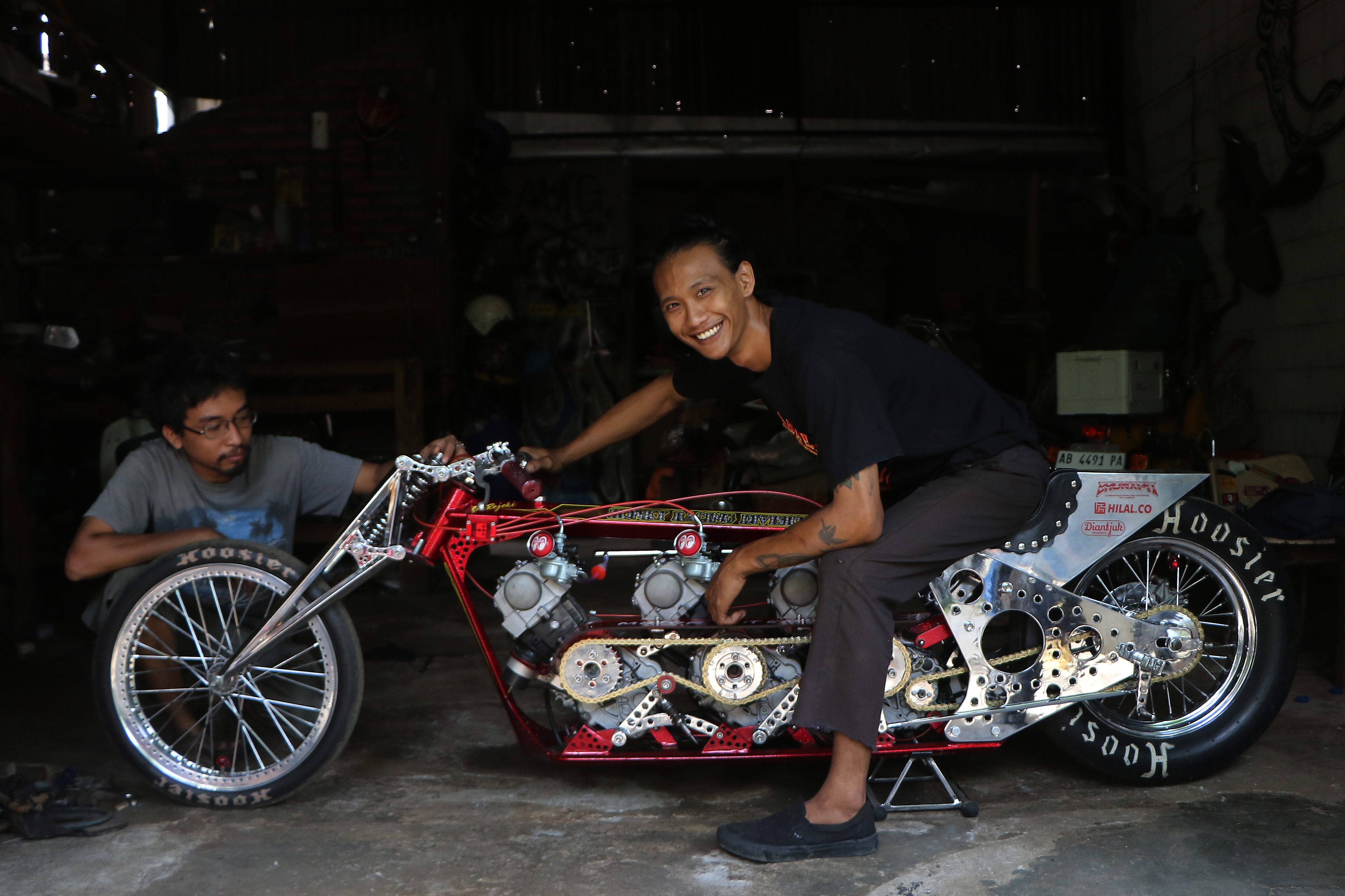Budo Kusumo Jati memamerkan motor custom karyanya. (Arief Budiman/Radar Solo)