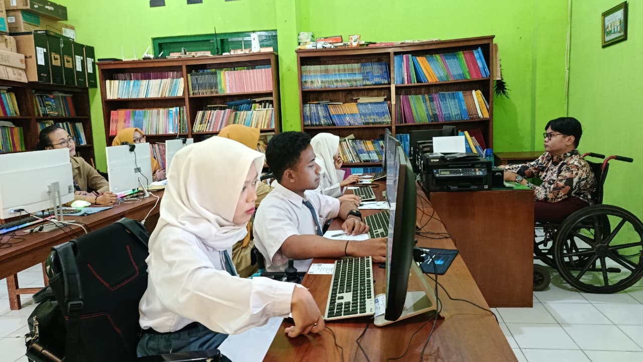 Siswa SLB YPAC Solo mengikuti tes kemampuan akademik (TKA) di sekolah setempat, Senin (3/11).