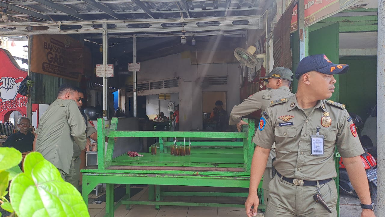 DEMI KEAMANAN: Satpol PP menutup warung bakso di daerah Joyosuran, Pasar Kliwon yang diketahui menggunakan bahan non halal.
